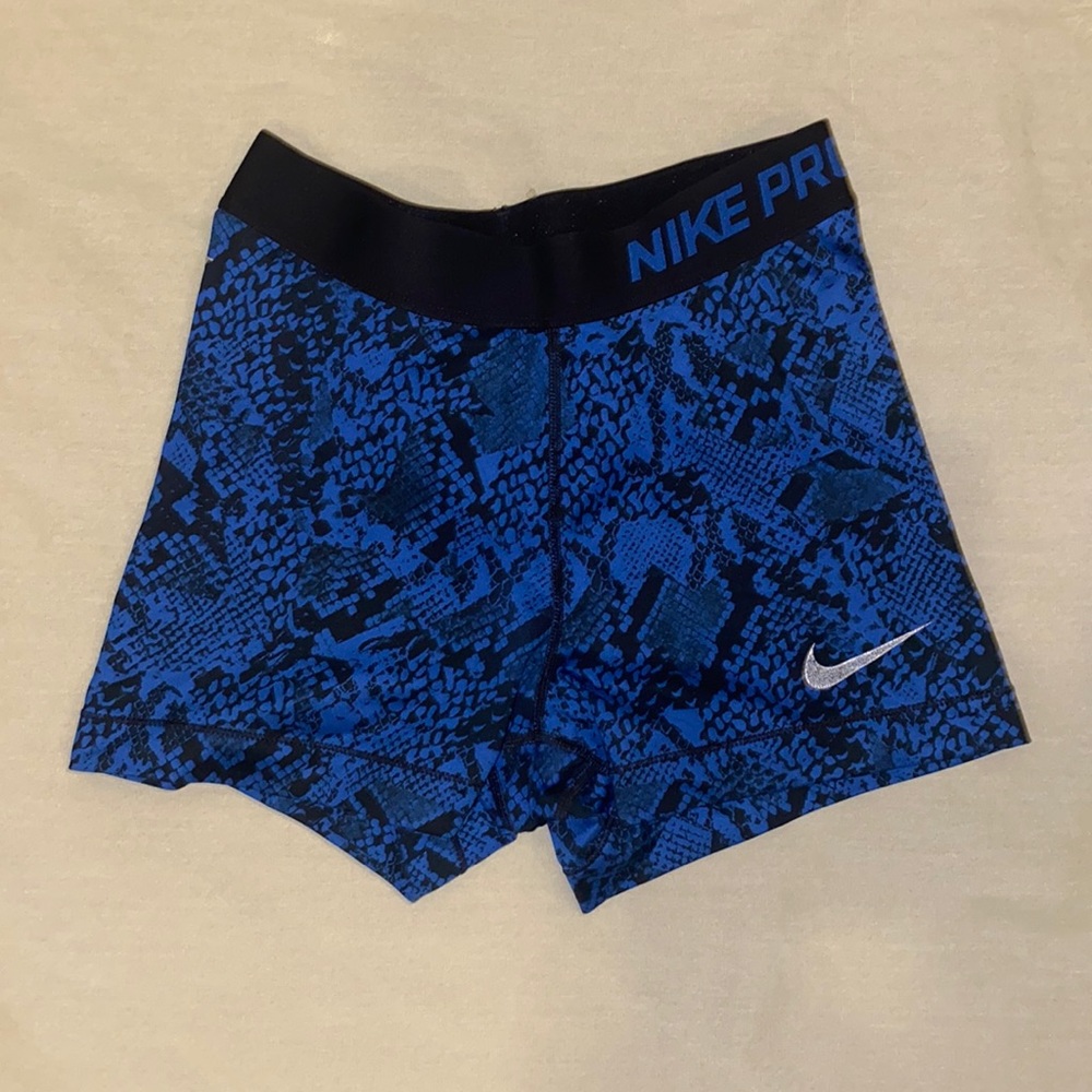 Women Nike Pro 2.5” Snake Print Vixen Spandex Shorts in Blue